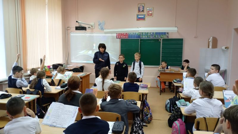 Первоклассники СОШ №3 изучили правила дорожной безопасности