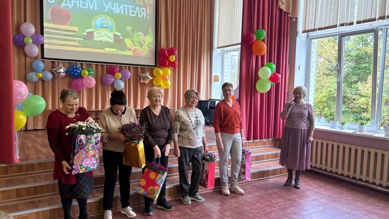 «Ветеранам педагогического труда — тепло наших сердец»