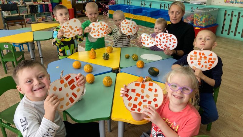 Творческое занятие: малыши создали аппликацию «Тыква»