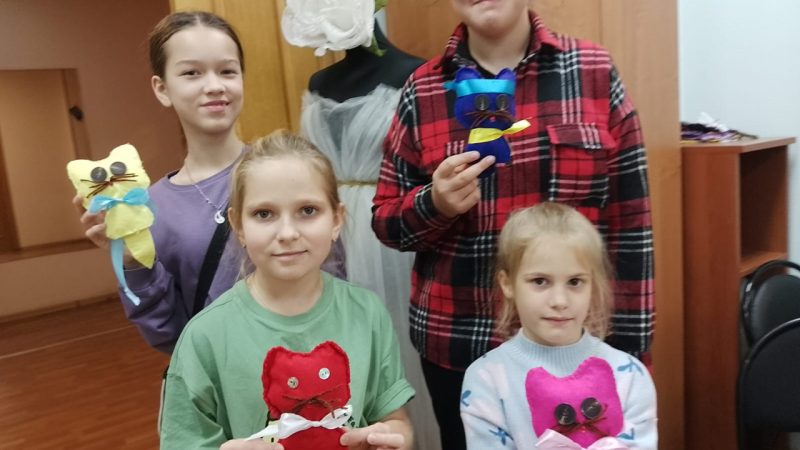 Юные тучковцы шили игрушки из фетра