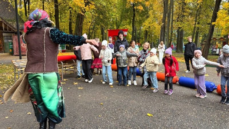 Сказочные приключения в парке «Городок»: Баба Яга и Василиса Премудрая устроили праздник для детей