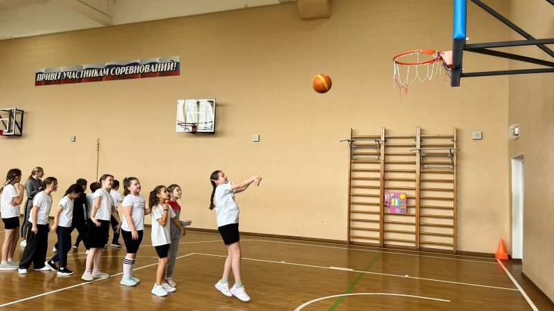 Ученики третьих классов Колюбакинской школы совершенствуют навыки игры в баскетбол