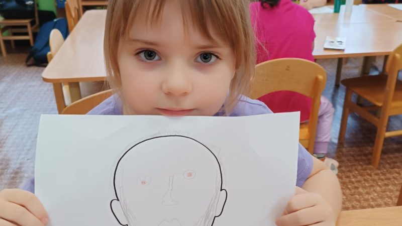 Творческий праздник: дошкольники нарисовали портреты пап