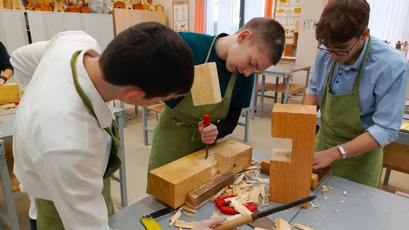 Практическое мастерство: девятиклассники осваивают столярное дело