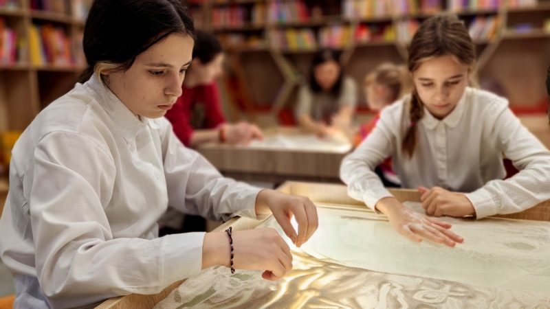 Песочная анимация по книге Александра Астрихинского прошла для юных ружан