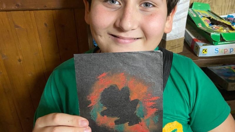 Мастер-класс рисования на чёрной бумаге «Осенний рисунок» прошел в Орешкинском СК