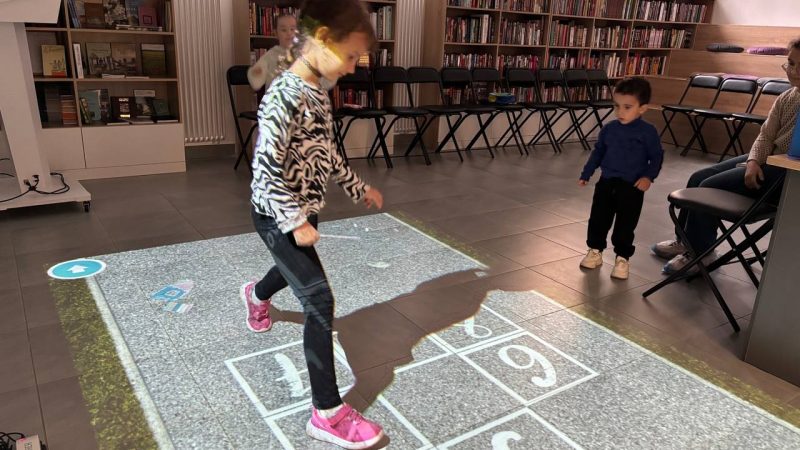 Сотрудники Рузской центральной библиотеки организовали для детей увлекательную игровую программу на интерактивном полу