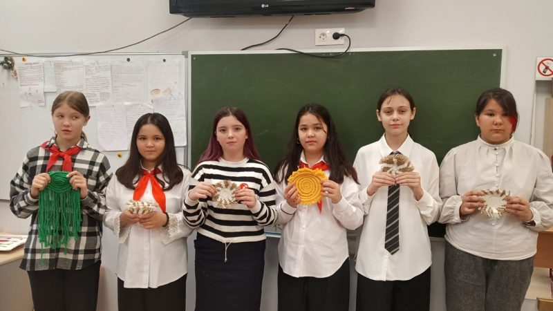 Творчество и добро: мастер-класс по макраме в Дороховской школе
