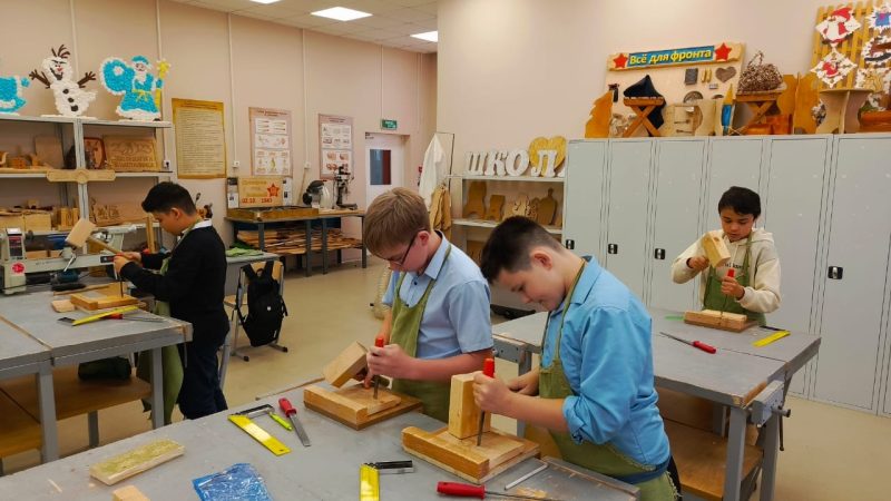 Юные столяры осваивают мастерство обработки древесины