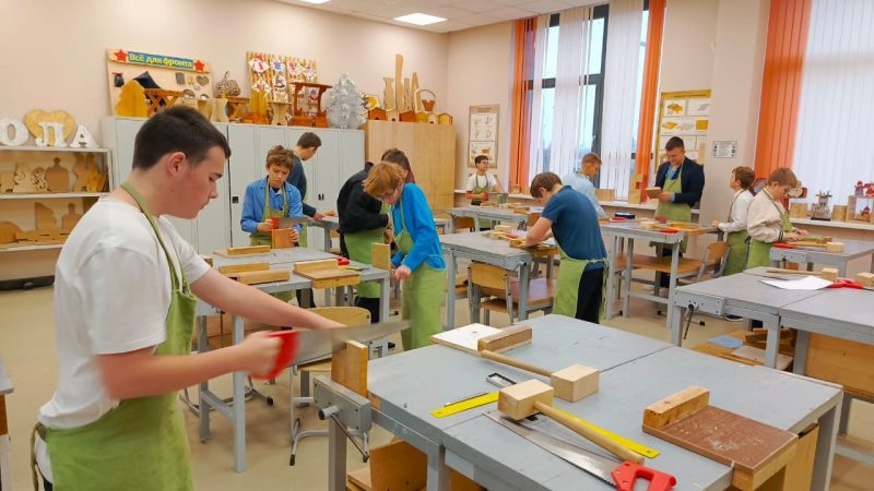 Будущие мастера: девятиклассники осваивают столярное дело