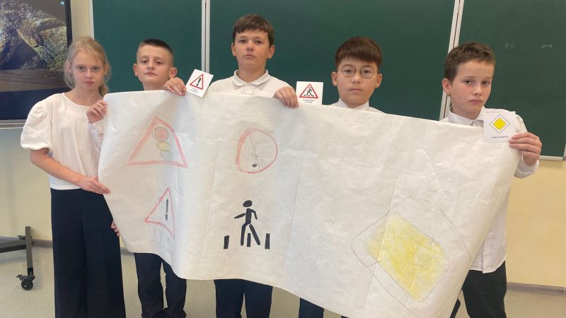 Юные инспекторы движения изучают правила безопасности