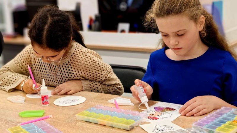 В Рузе прошел мастер-класс по алмазной мозаике