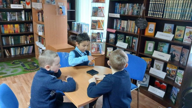 Первый визит первоклассников в клуб настольных игр «Игралочка» Тучковской поселковой библиотеки