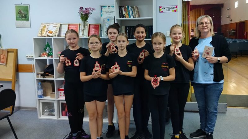 В Тучково прошёл мастер-класс по мезенской росписи «Подарок для бабушки»