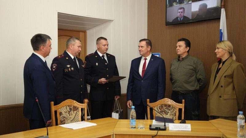 Глава Рузского округа поблагодарил полицейских, пришедших на помощь водителю автомобиля с гуманитарным грузом