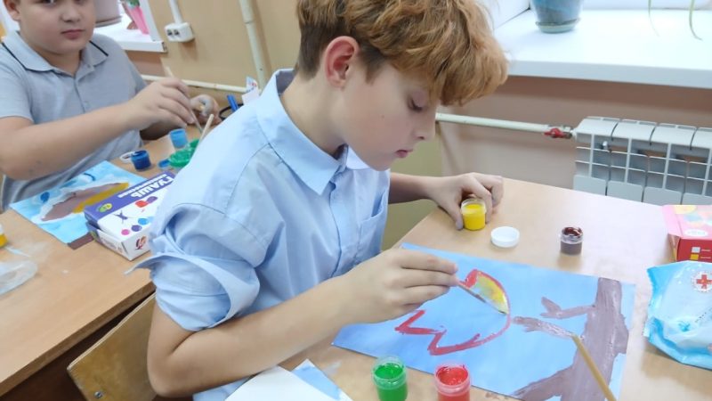 Ученики Тучковской СОШ №1 рисовали осенний лес