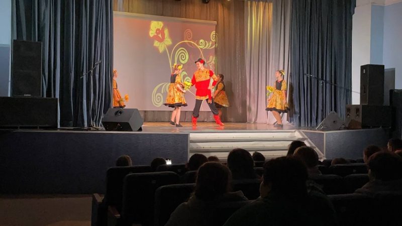 Солисты ансамбля «Виктория» выступили на концерте «День отца» в Колюбакино