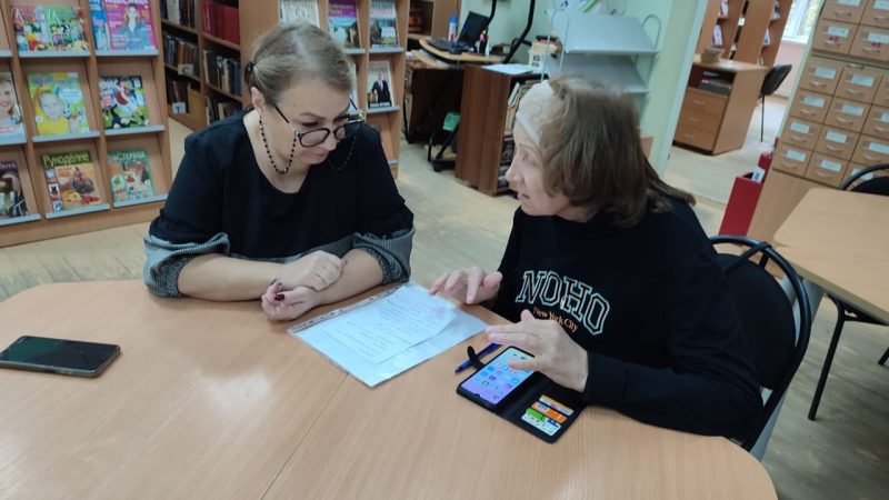 Сотрудники Тучковской поселковой библиотеки провели индивидуальное занятие по компьютерной грамотности