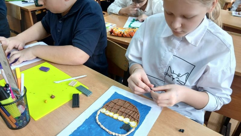 Творчество на уроках труда: четвероклассники создают шедевры из пластилина