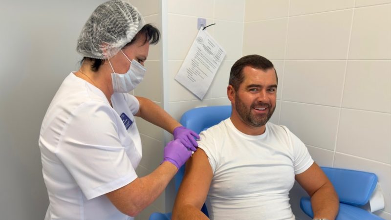 Главный врач Рузской больницы Антон Бондарев напоминает жителям о важности вакцинации против гриппа