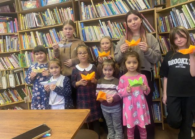 Мастер-класс по оригами «Бумажные кораблики» прошел в Дороховской библиотеке