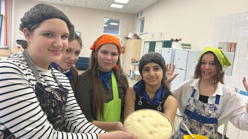 Юные кулинары: семиклассницы приготовили вкусные изделия из дрожжевого теста