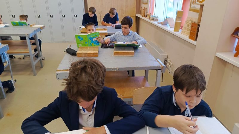 Тучковские школьники изучают различные способы обработки древесины