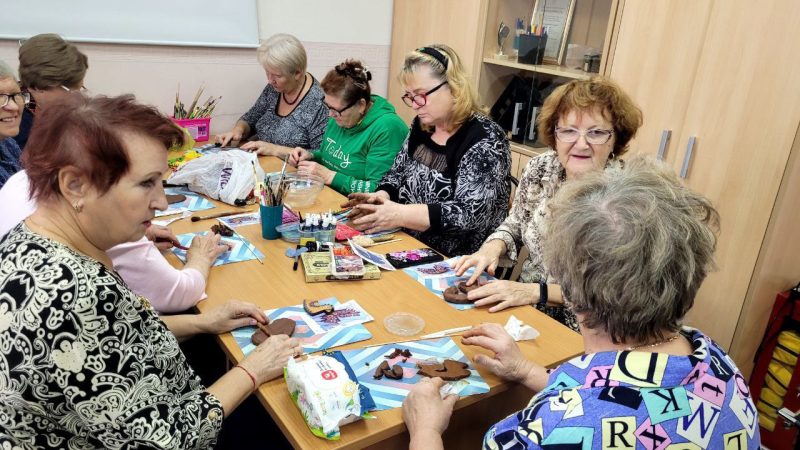 Рузские пенсионеры создавали глиняные заготовки в виде лошадок