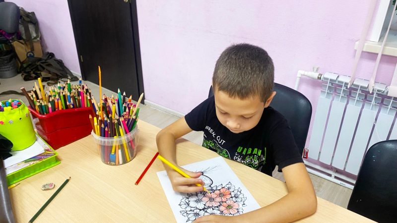 Горбовские ребята нарисовали портреты своих мам