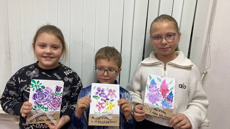 Юные тучковцы делали открытки для мам