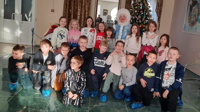 Ученики Тучковской СОШ №1 погрузились в волшебную атмосферу Музея ёлочных игрушек