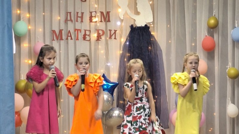 Праздник в честь мам: в Барынинском СК прошёл концерт «Любимой маме»