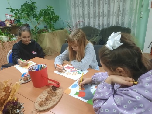 Для барынинских ребят провели творческий час