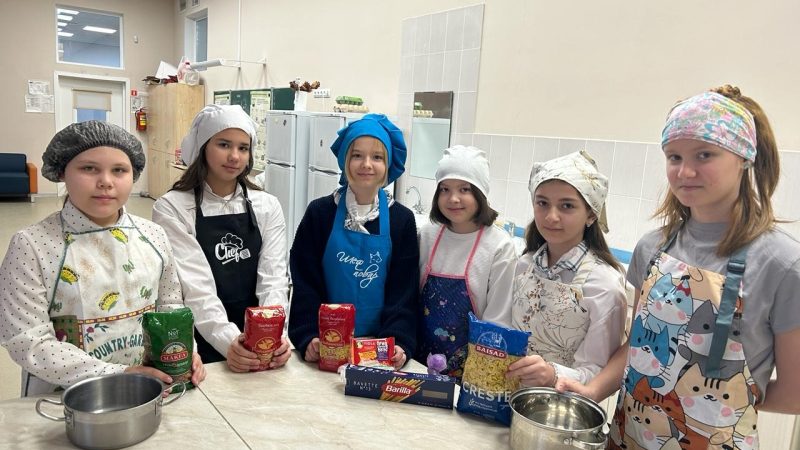 Кулинарное мастерство: пятиклассницы осваивают основы кулинарии
