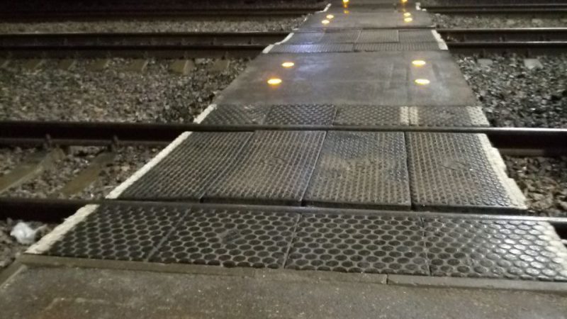 В Подмосковье на пешеходном переходе через железную дорогу появилась подсветка