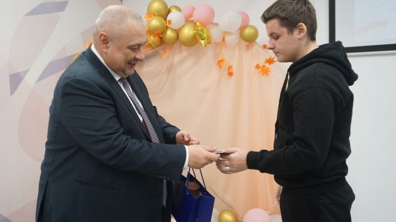 Глава Рузского округа вручил юным жителям первые паспорта