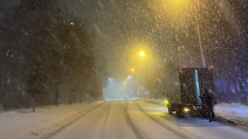 Минтранс Подмосковья призывает водителей снижать скорость и увеличивать дистанцию