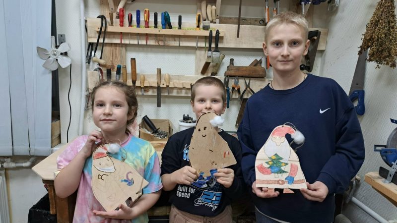 Мастер-класс в ЦКиИ Тучково: дети создали фигурки Деда Мороза