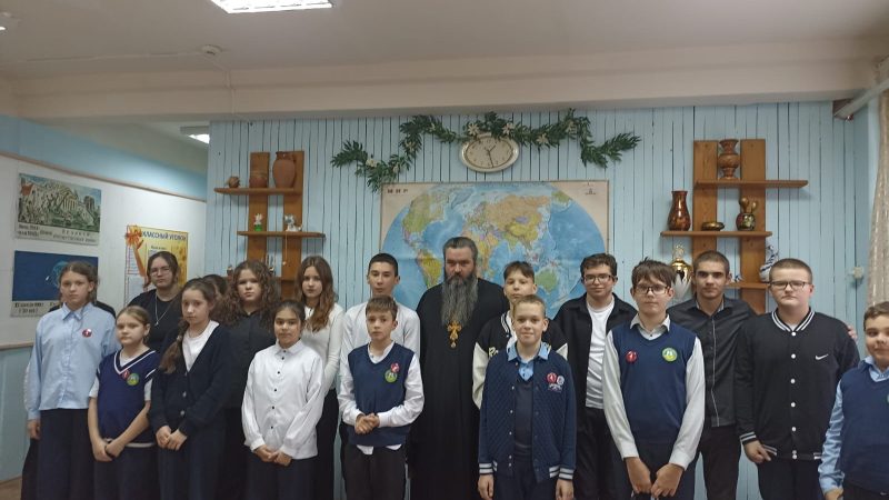 Духовный диалог о единстве: встреча школьников с настоятелем Знаменского храма