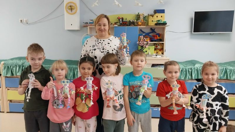Цветная робототехника: малыши из «Пчёлок» создают бумажных роботов