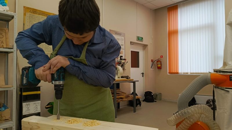 Ученики 8 «В» класса освоили основы деревообработки