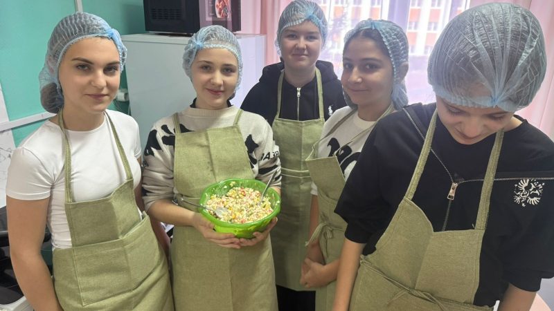 Кулинарное путешествие семиклассников: урок технологии в школе № 3 превратился в мастер‑класс по приготовлению крабового салата