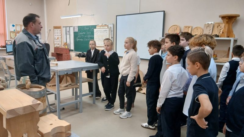 Ученики 4 «В» класса Тучковской СОШ №1 познакомились с мастерской школы