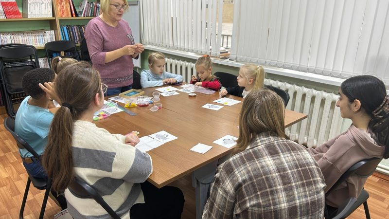 В Тучковской библиотеке сплели волшебных рыбок из бисера