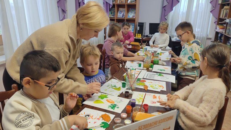 Колюбакинские ребята научились творить вместе с осенью