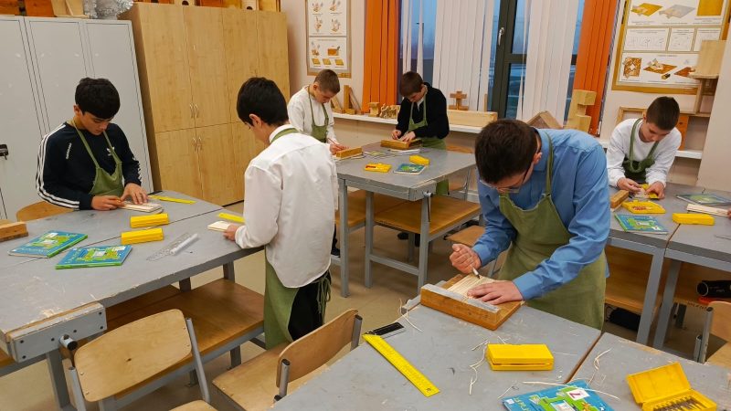 Ученики 7-х классов осваивают искусство резьбы по дереву