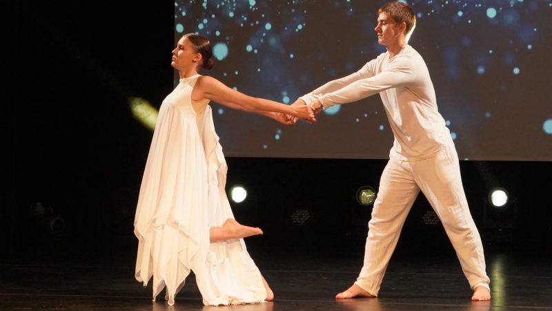 Солисты ансамбля эстрадного танца «Виктория» ДК «Юбилейный» выступили на концерте ко Дню полиции