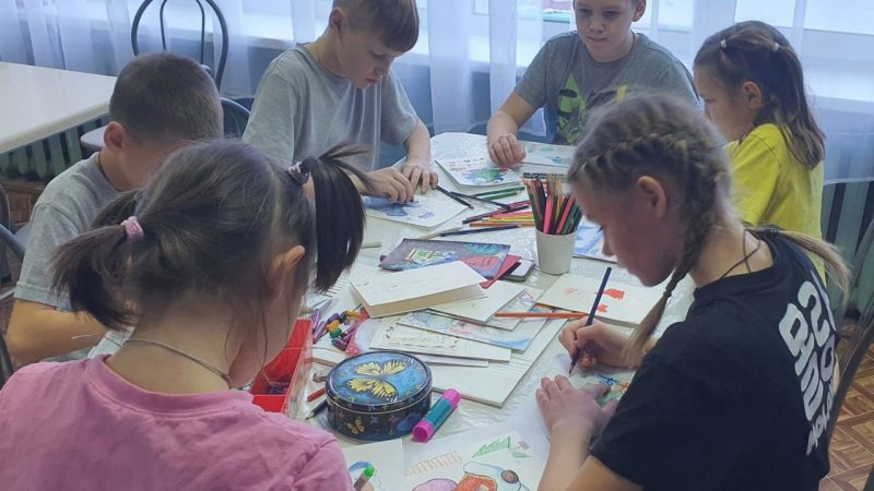 Волшебный праздник: юные художники поздравляют Деда Мороза