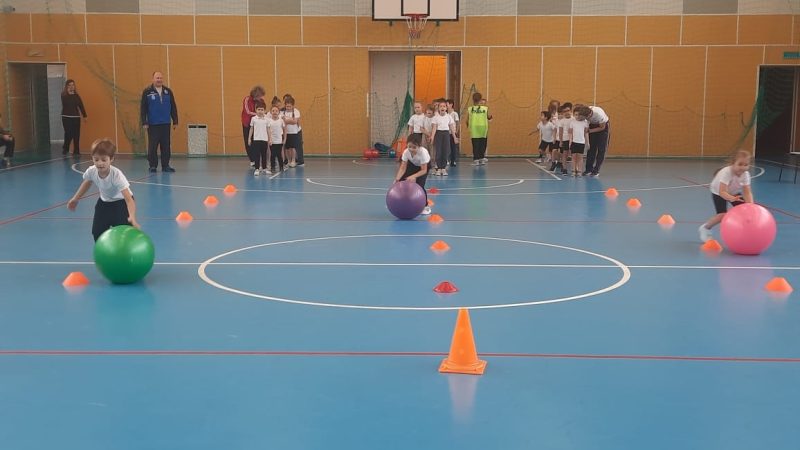 «Весёлые старты» объединили школьников и дошколят Тучковской школы №1