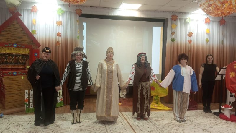 Театральное представление ко Дню Матери в гимназии Рузы